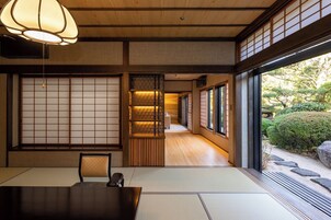 Cubrecamas, caja de seguridad en la habitación y escritorio