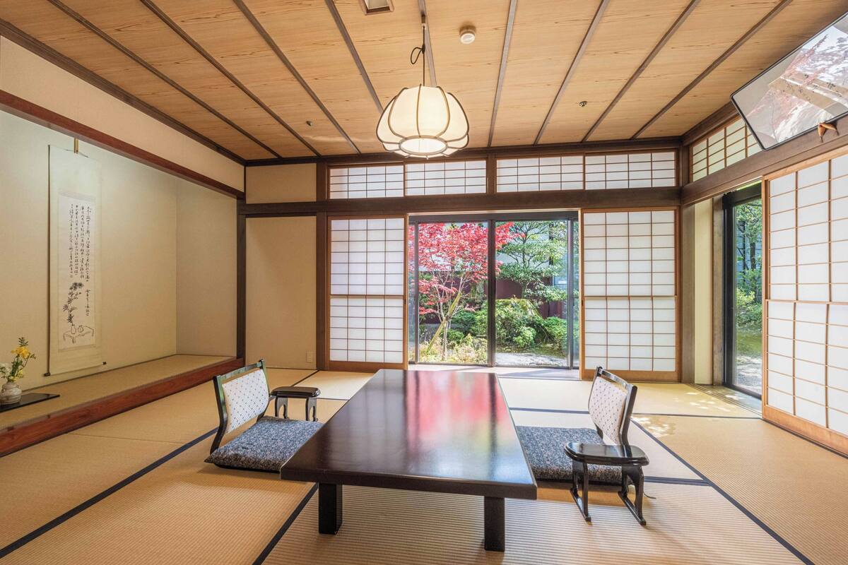 和室 (1階庭園側, 禁煙) | 羽毛の掛け布団、セーフティボックス (室内)、デスク、ノートパソコン用作業スペース
