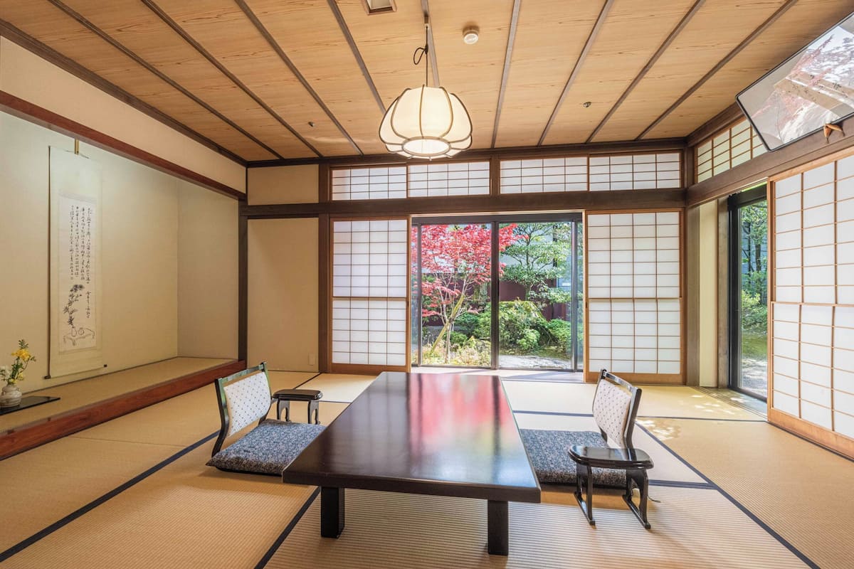 Traditionele kamer, niet-roken, uitzicht op tuin (Japanese-Style) | 1 slaapkamer, donzen dekbedden, een kluis op de kamer, een bureau