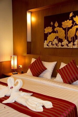 Deluxe Room | Minibar, in-room safe, desk, blackout drapes - Maleedee Bay Resort (Krabi)