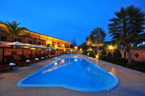 2 outdoor pools, pool umbrellas, sun loungers - Maleedee Bay Resort (Krabi)