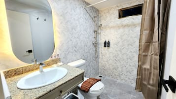 Superior Twin Room | Bathroom | Shower, towels, soap, shampoo