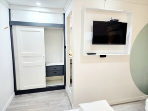 Habitación superior con 2 camas individuales | Caja de seguridad en la habitación, escritorio y cortinas blackout