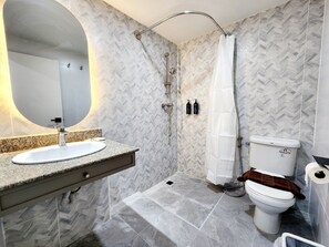 디럭스 더블룸 | 욕실 | 샤워 시설, 타월, 비누, 샴푸