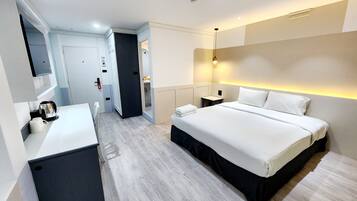 Caja de seguridad en la habitación, escritorio y cortinas blackout