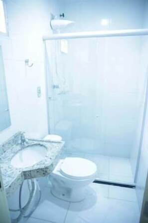 Shower, free toiletries, towels - Pousada Vila das Artes (Ipojuca)