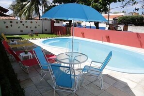 Piscina externa, guarda-sóis, espreguiçadeiras