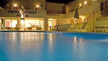 Seasonal outdoor pool, pool umbrellas, sun loungers