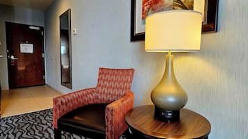 客房内保险箱、办公桌、免费 WiFi、床单