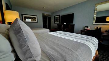 Chambre, 2 grands lits, réfrigérateur et four à micro-ondes