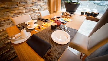 Daily continental breakfast (EUR 16 per person)