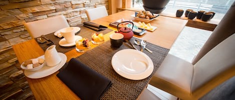 Petit déjeuner continental (16 EUR par personne)