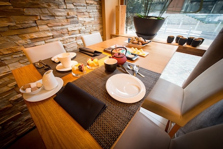 Desayuno continental diario (EUR 16 por persona)