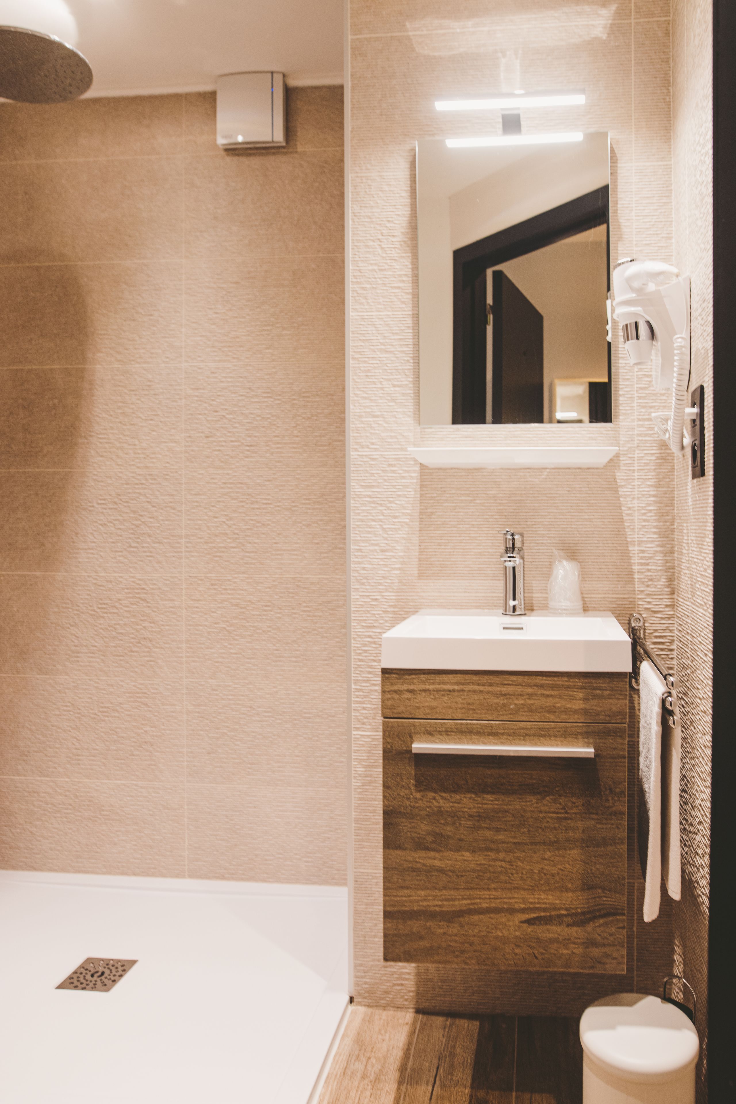 standard double room | bathroom | shower, towels