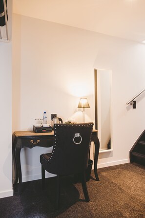 Ropa de cama de alta calidad, muebles diferentes y escritorio 