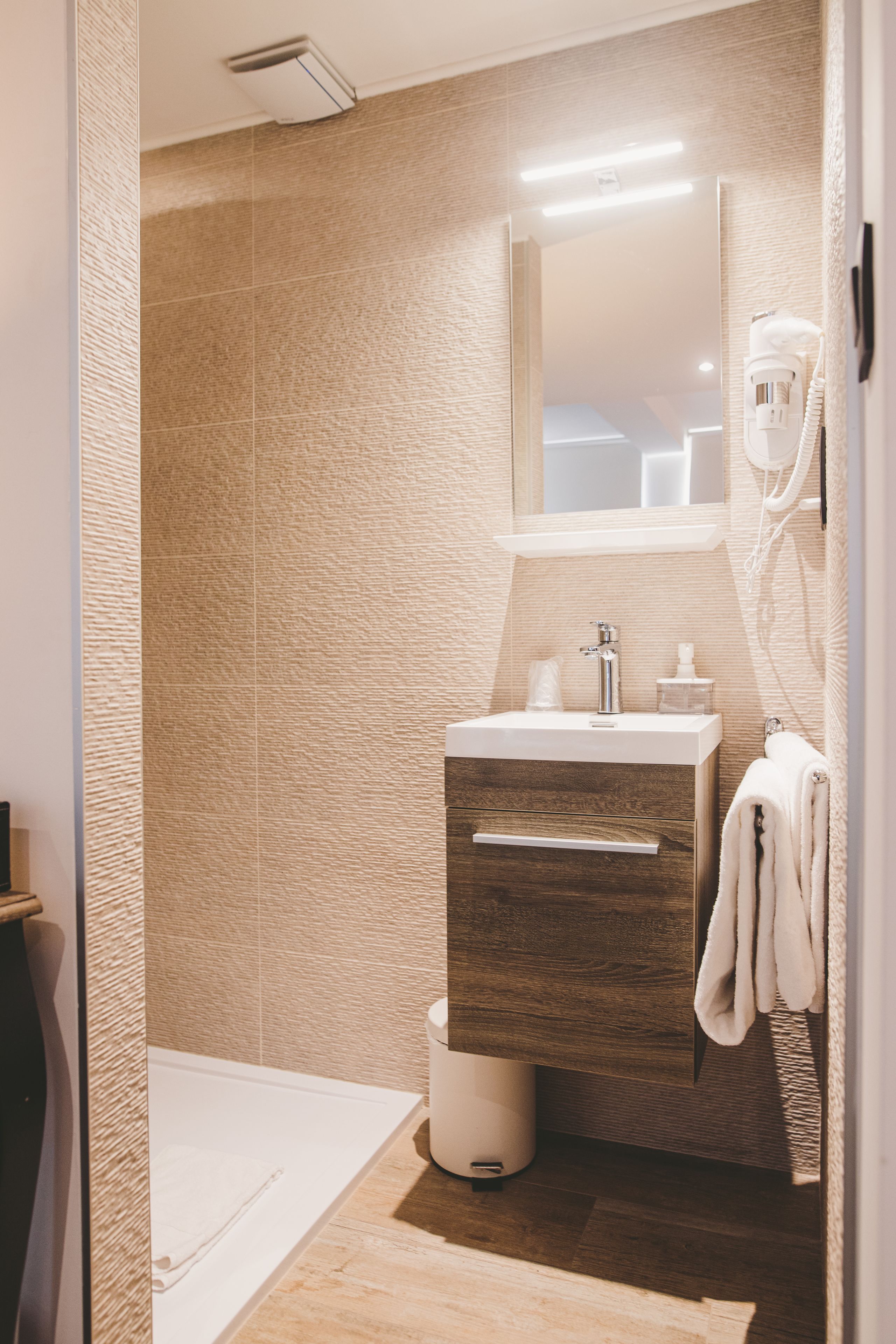 standard double room | bathroom | shower, towels