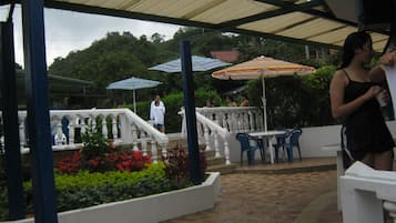 Alberca al aire libre, alberca con cascada y camastros