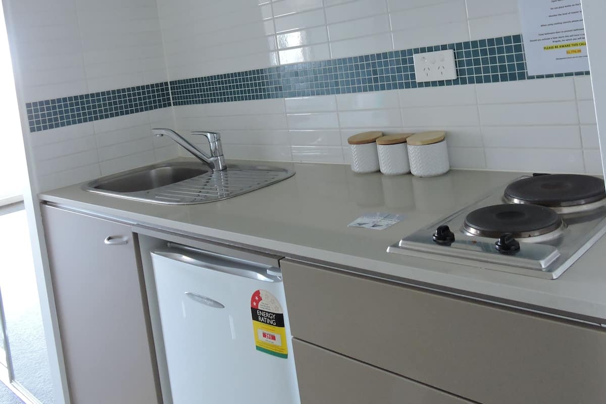 Kühlschrank, Mikrowelle, Herdplatte, Wasserkocher mit Kaffee-/Teezubehör