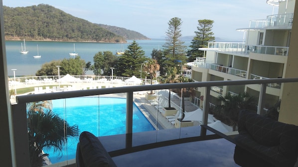 King Premium Deluxe Spa Studio Apartment - Pool and Ocean Views | Balcony
