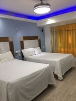 Quarto casal básico | Frigobar, cofres nos quartos, Wi-Fi de cortesia, roupa de cama