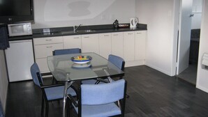 2 Bedroom Unit (Sleeps 5) | Private kitchenette - Adelphi Motel (Taupo)