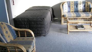 Huone, 2 makuuhuonetta (Sleeps 5) | Oleskelualue | 32–tuumainen LCD-televisio, jossa satelliittikanavat