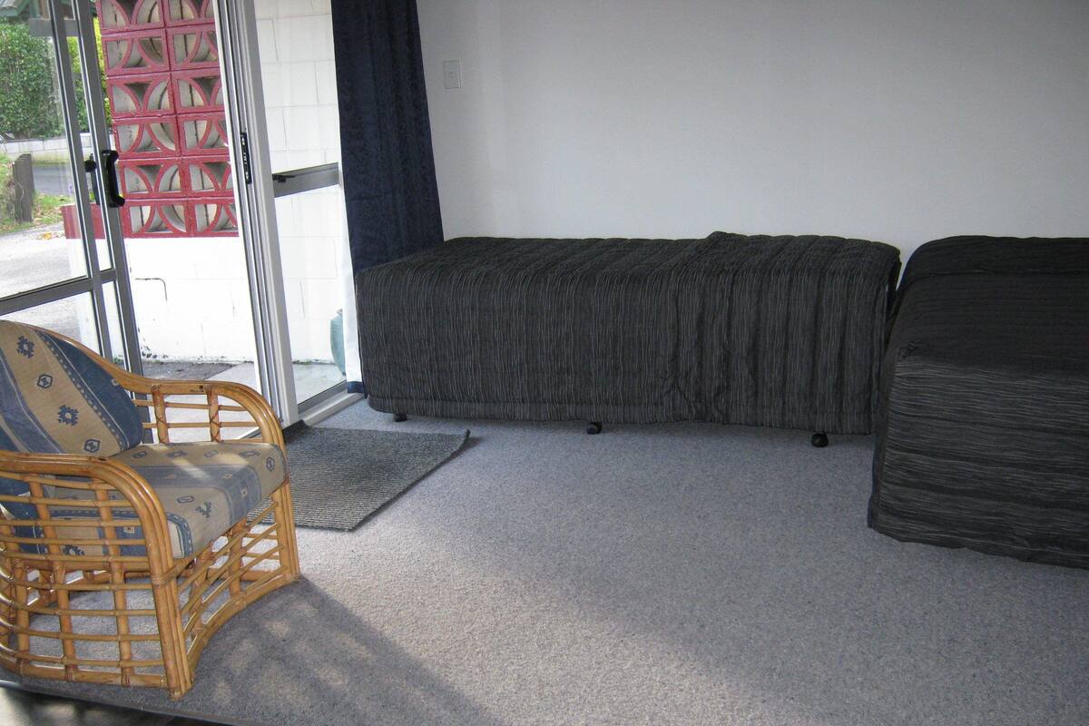 Habitación, 2 habitaciones (Sleeps 6) | Área de sala de estar | Televisión LCD de 32 pulgadas con canales vía satélite y televisión