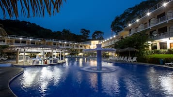 Hồ bơi ngoài trời, mở cửa từ 8:00 đến 20:00, dù/ô trên bãi biển/hồ bơi