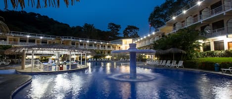 Piscine extérieure, parasols de plage, chaises longues