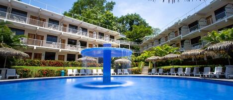 Kolam renang outdoor, dengan payung kolam renang dan kursi berjemur