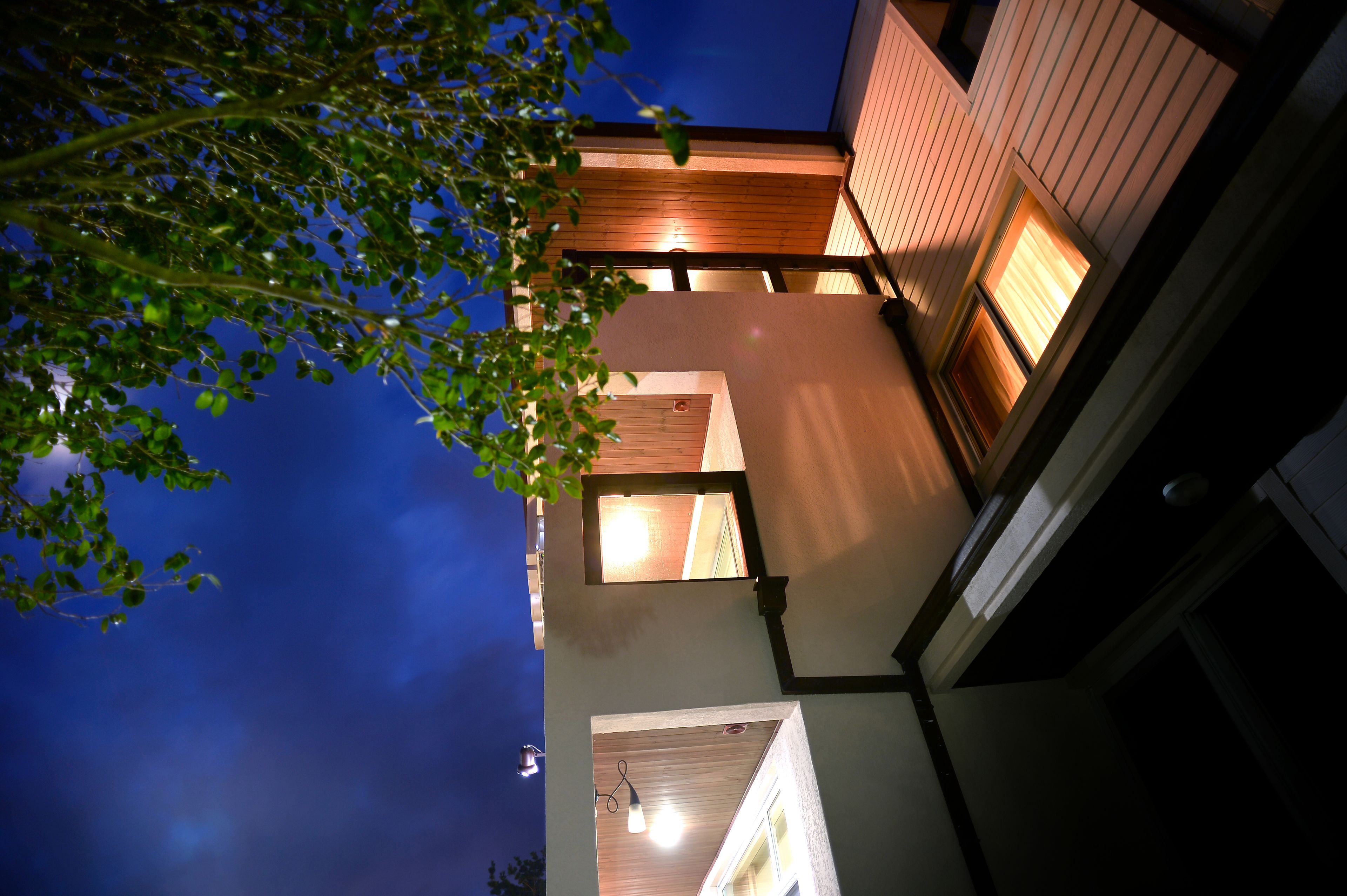 Voorkant accommodatie - avond/nacht