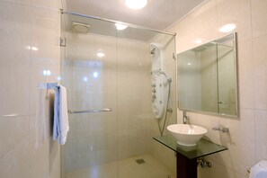 Douche, articles de toilette gratuits, sèche-cheveux, chaussons