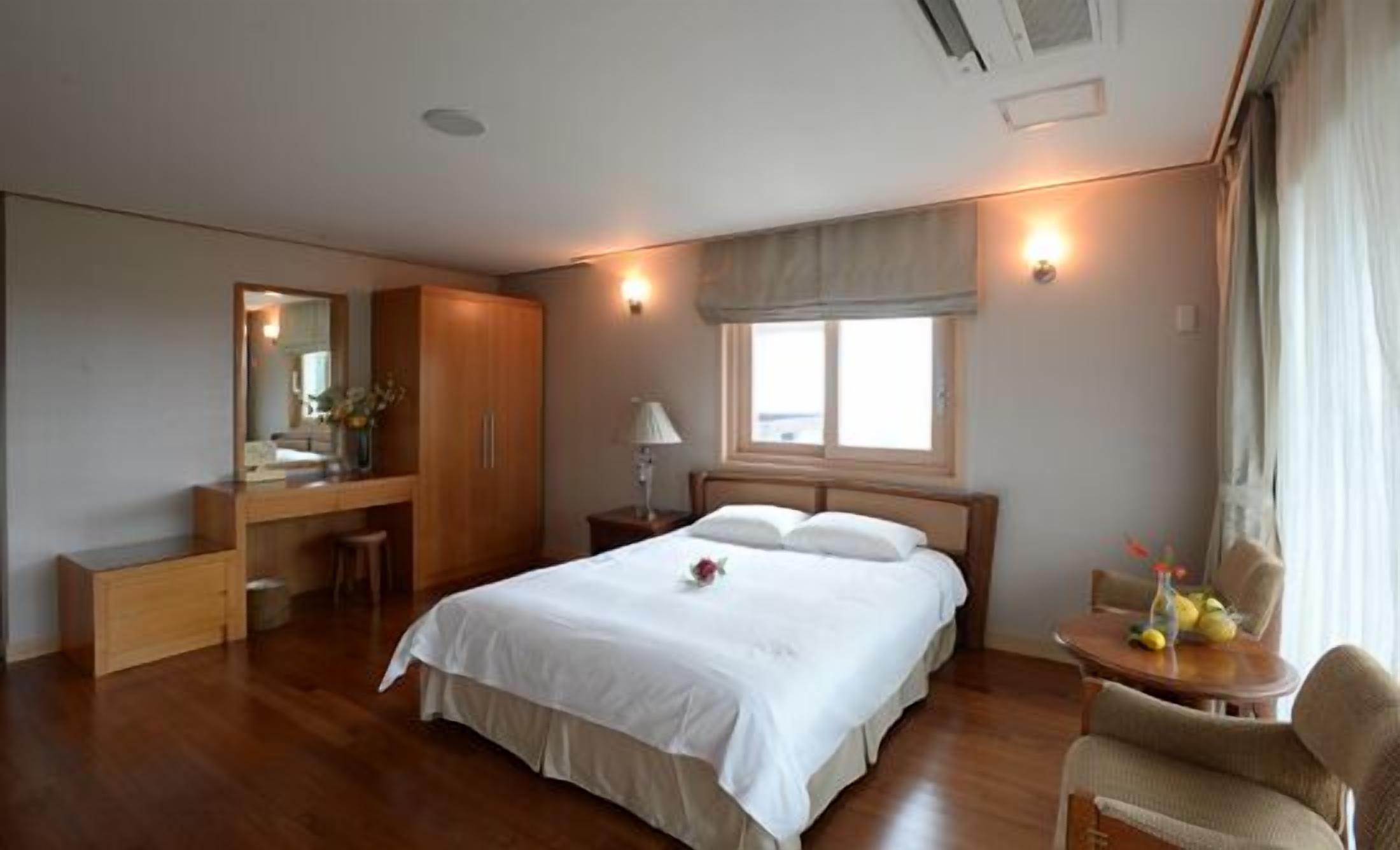 Roupas de cama premium, individualmente mobiliados, Wi-Fi de cortesia