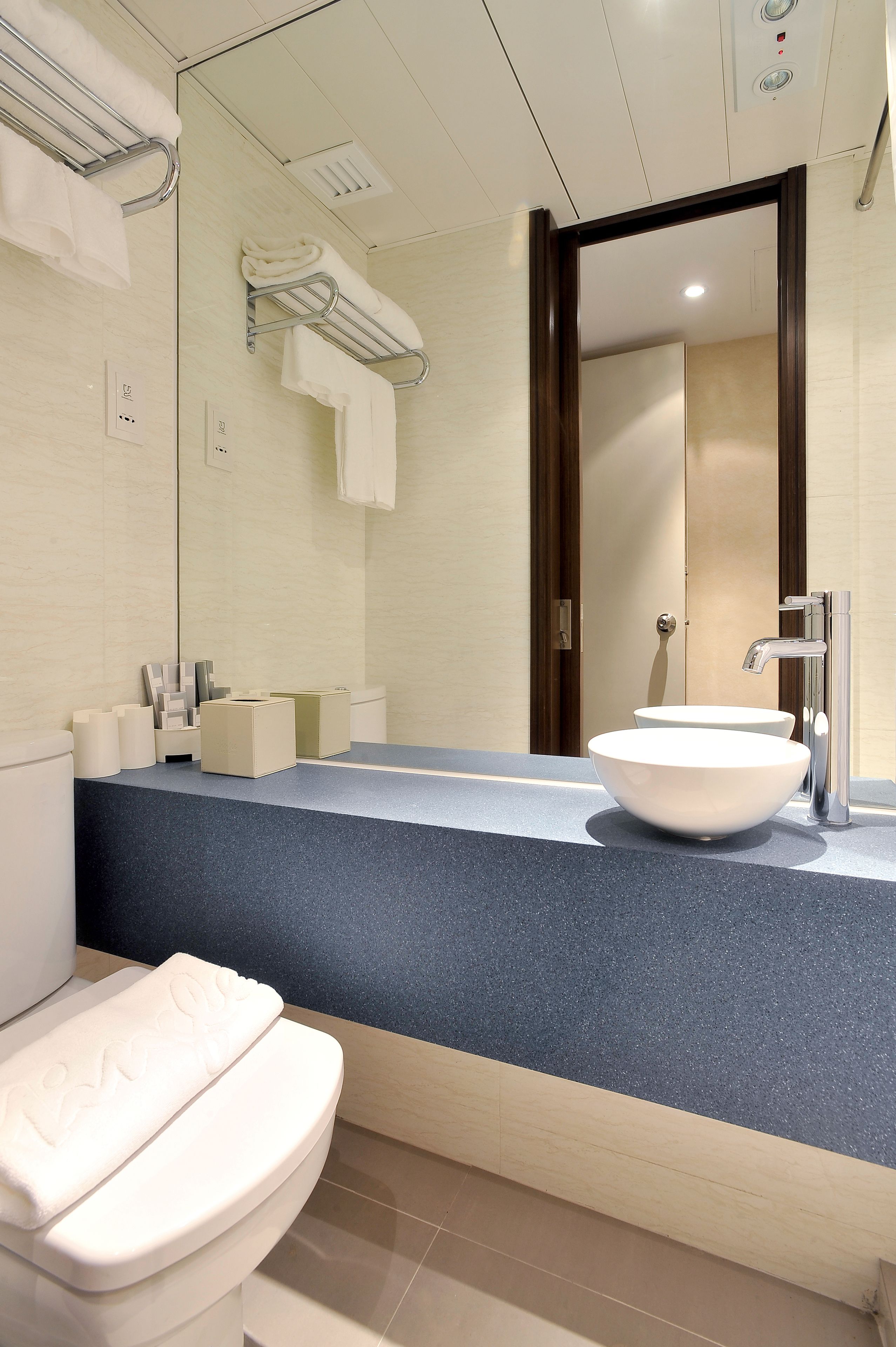 Standard Room | Bathroom | Shower, rainfall showerhead, hair dryer, slippers