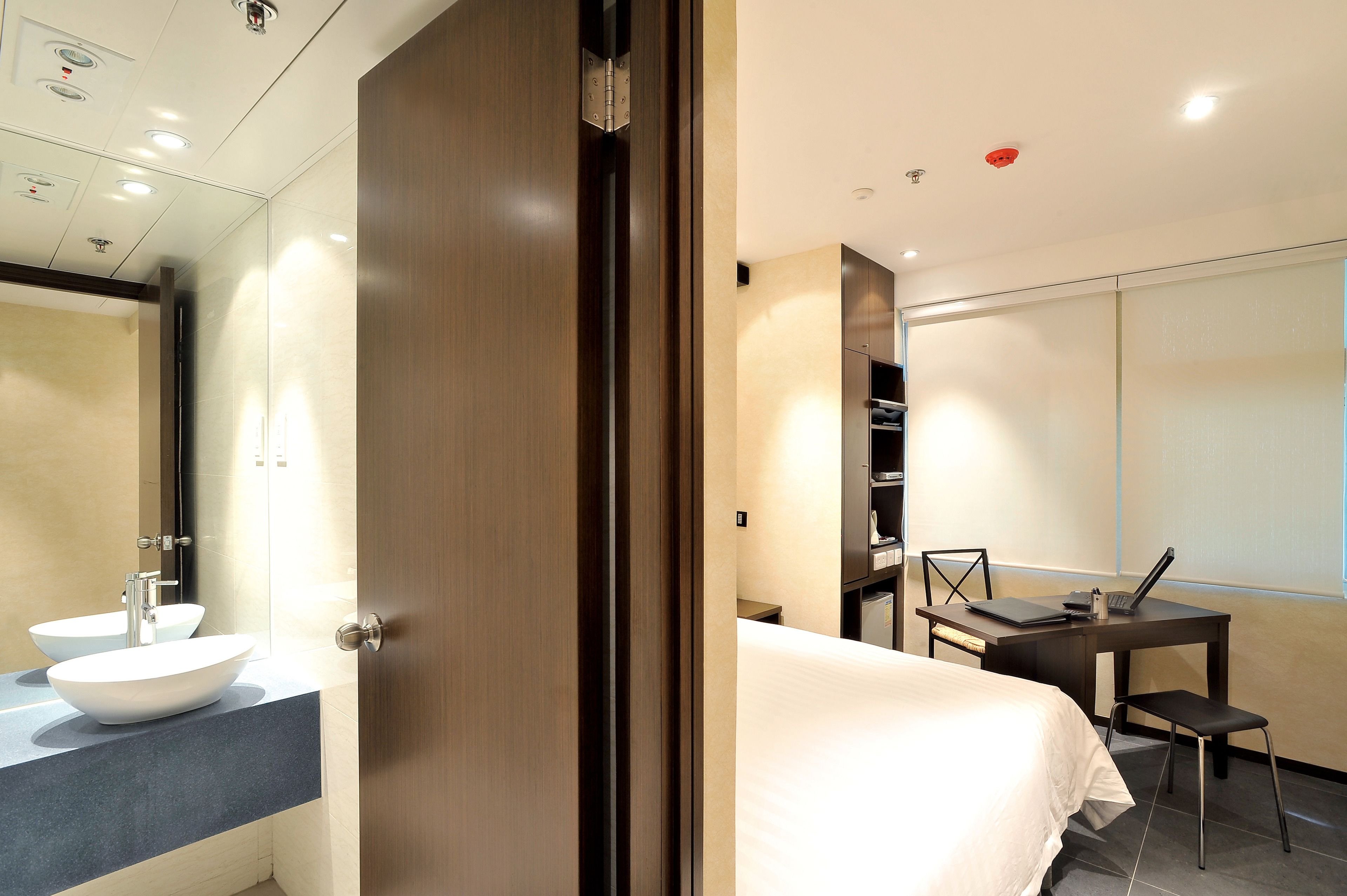 Superior Room | Minibar, in-room safe, desk, iron/ironing board