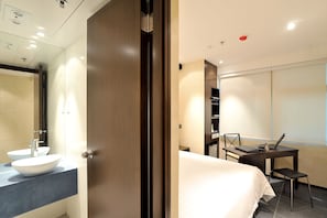 Superior Room | Minibar, in-room safe, desk, iron/ironing board - Mingle Place With The Star (Hong Kong)