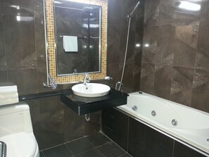 Separate bathtub and shower, hair dryer, bathrobes, slippers - World Tourist Hotel (Hwaseong)