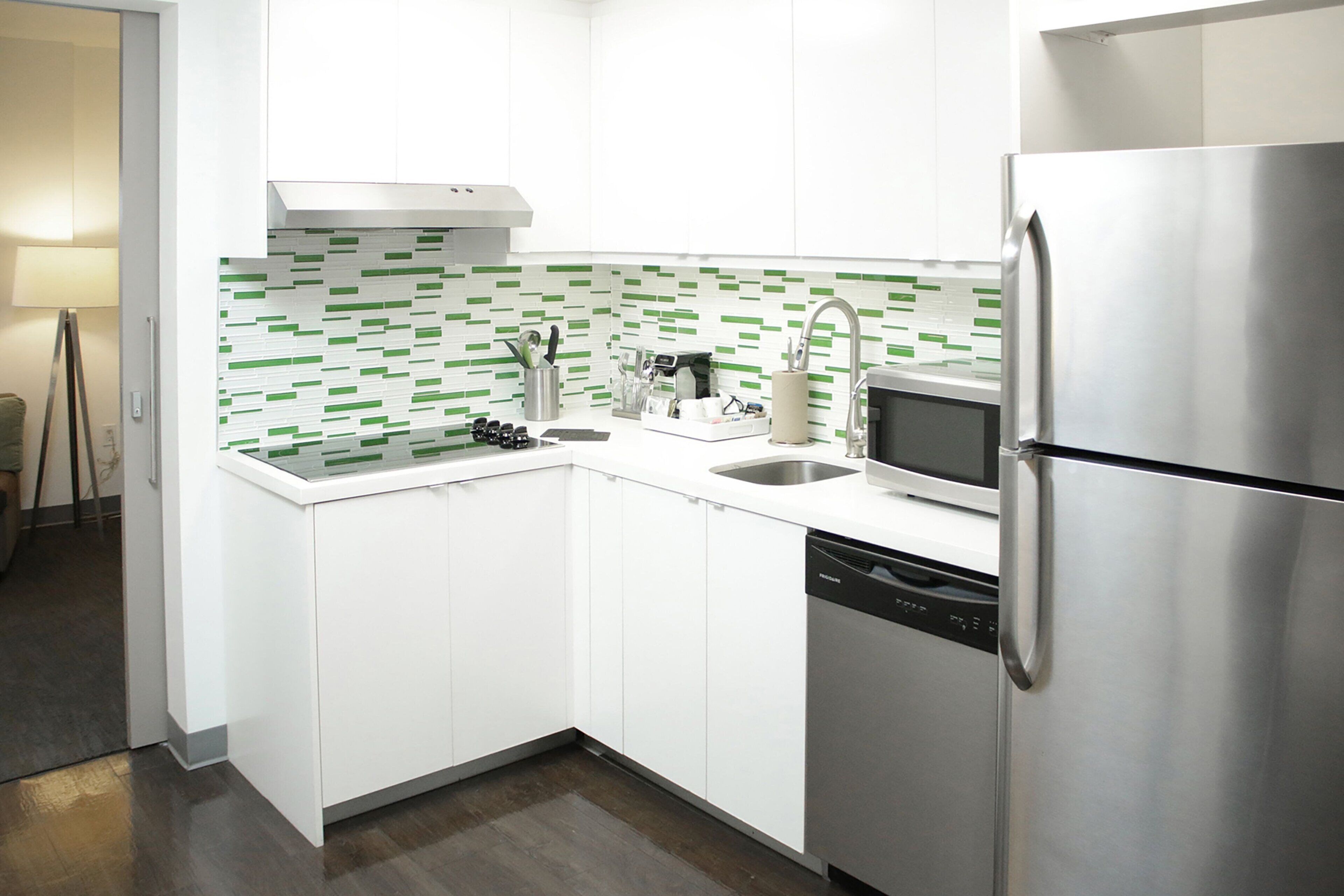 executive suite, 1 bedroom, non smoking | private kitchen | microwave, coffee/tea maker, toaster, cookware/dishes/utensils