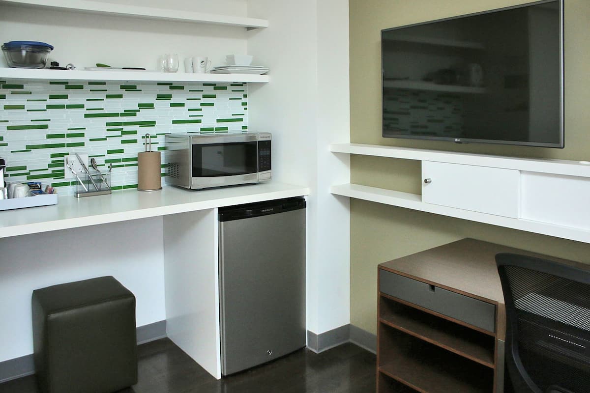 room, 1 king bed, non smoking | private kitchen | microwave, coffee/tea maker, toaster, cookware/dishes/utensils