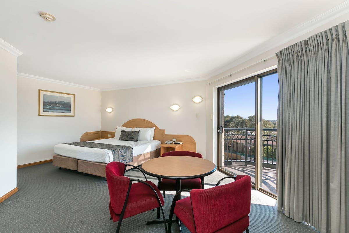 King Spa Suite | 1 bedroom, in-room safe, desk, soundproofing