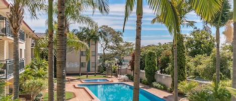 Alberca al aire libre y camastros