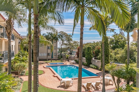 Outdoor pool, pool loungers. Great Eastern Motor Lodge