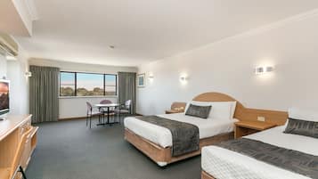 Safe på rommet, skrivebord, lydisolert og strykejern/-brett