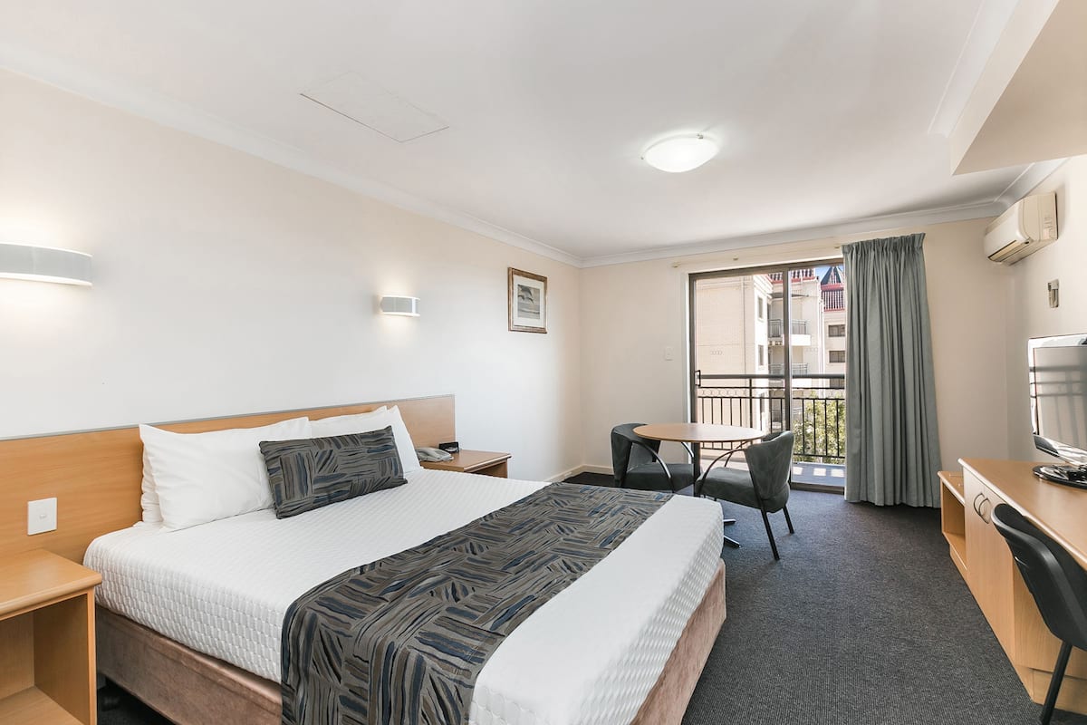 Standard Queen | 1 bedroom, in-room safe, desk, soundproofing