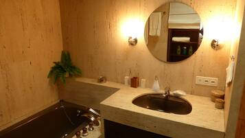 Apartamento, 1 cama de casal e sofá-cama, sacada, vista para a montanha | Banheiro | Banheira e chuveiro separados, secador de cabelo, toalhas de banho