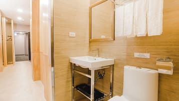 Quarto casal luxo | Banheiro | Chuveiro, ducha de hidromassagem, secador de cabelo, chinelos