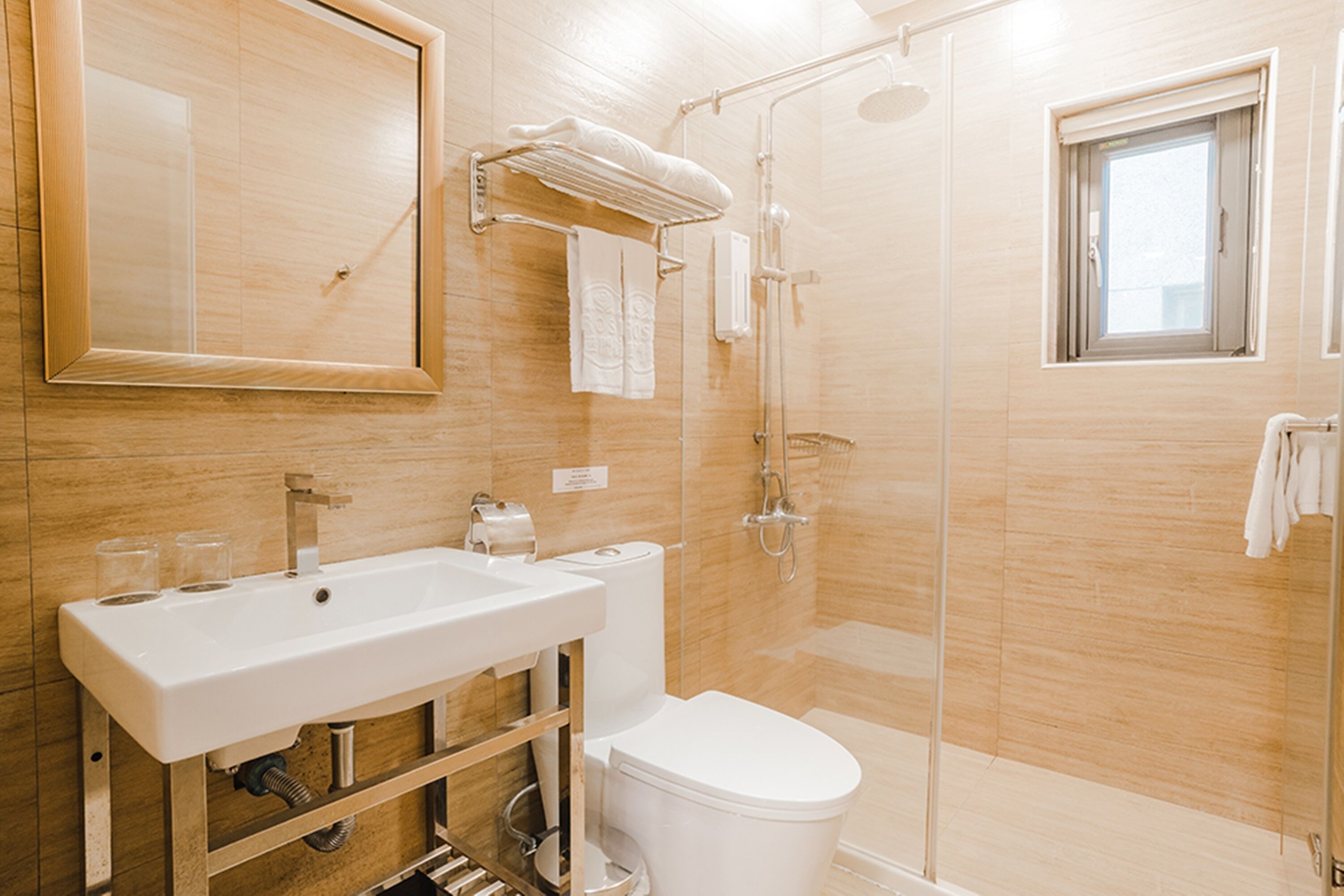 deluxe double room | bathroom | shower, hydromassage showerhead, hair dryer, slippers