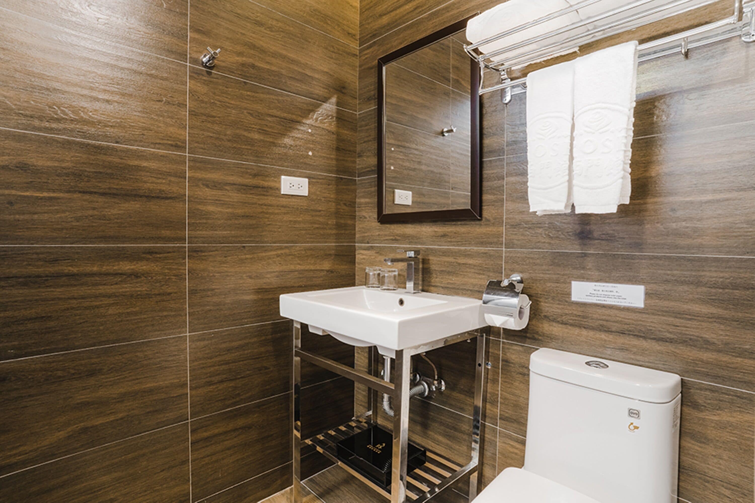 business double room | bathroom | shower, hydromassage showerhead, hair dryer, slippers