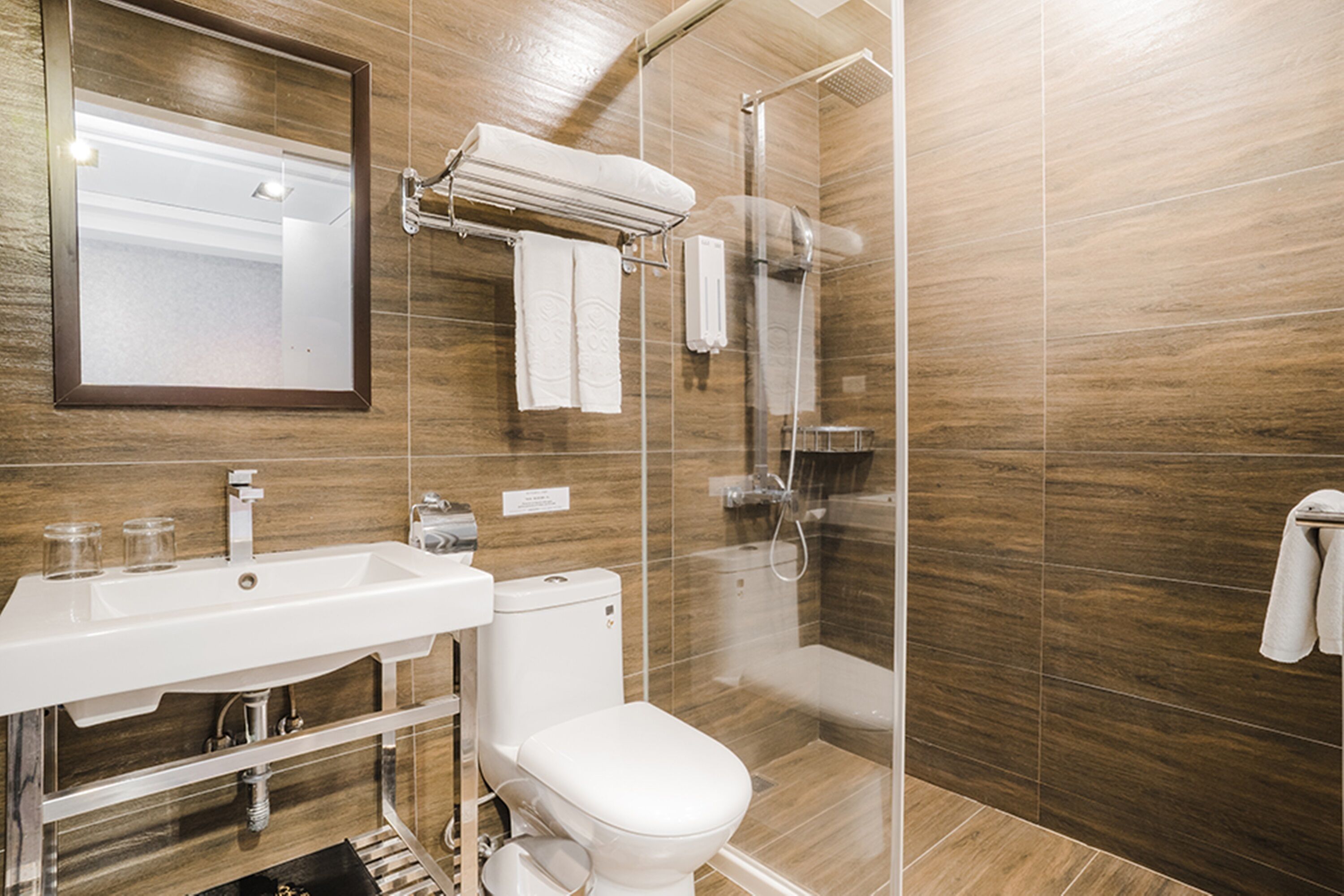 business double room | bathroom | shower, hydromassage showerhead, hair dryer, slippers