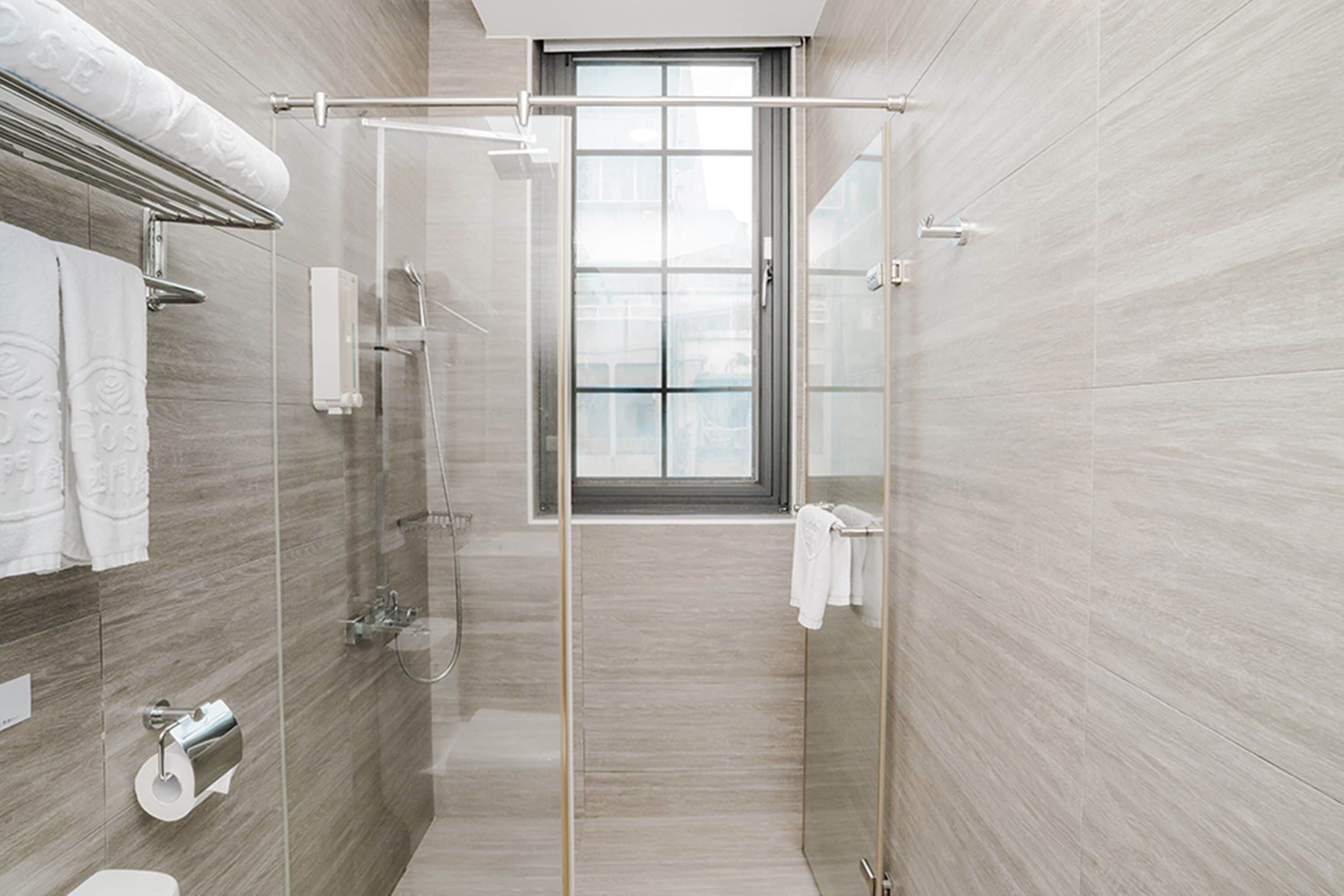 玫瑰客房 | 浴室 | 淋浴设施、旋水按摩花洒、吹风机、拖鞋